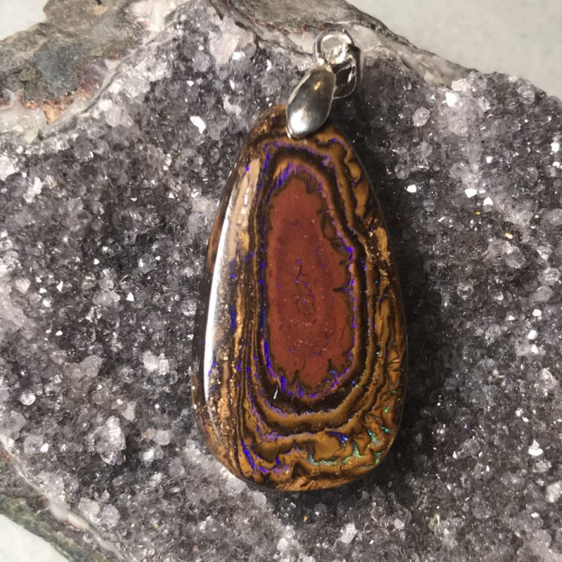 Grand pendentif en opale boulder