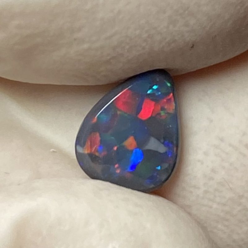 Opale noire australienne de Lightning Ridge de 0.57 ct (cLR-117)