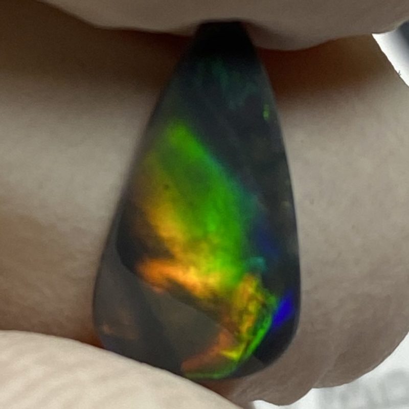 Opale noire australienne de Lightning Ridge de 0.80 ct (cLR-137)