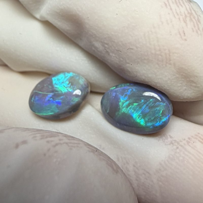 Paire d'opales foncées australiennes de Lightning Ridge de 3.74 ct au total (cLR-194)