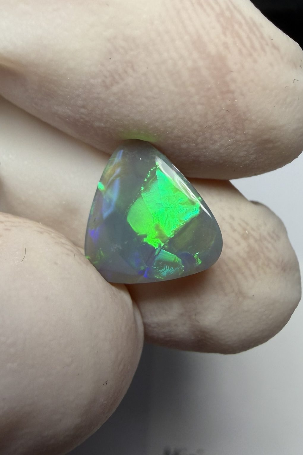 Opale foncée australienne de Lightning Ridge de 1.28 ct (cLR-206)
